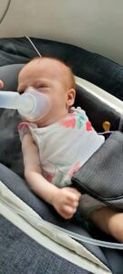 Inhalieren ist auch bei Babys mit Mukoviszidose wichtiger Teil der Therapie.