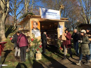Auf dem Weihnachtsmarkt verkauft Familie Rosenberger Selbstgemachtes für den guten Zweck.