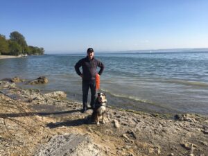 Jochen mit seinem Hund am Meer.