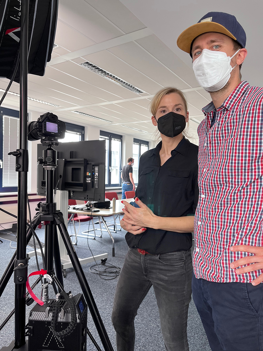 Anke und einer ihrer Kollegen bei Planung des Tages. 