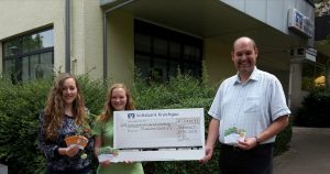Carlotta und Grete bei der Scheckübergabe mit Jan Weilbacher von der Volksbank Kraichgau