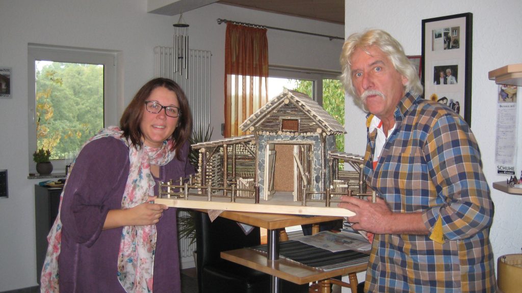 Seine erste selbst gebaute Weihnachtskrippe verkaufte Günter Kuhn an Katharina Frensch, die seitdem begeisterte Unterstützerin seiner Aktionen ist. 