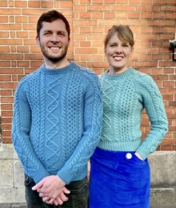 Den "Code of Life"-Pullover gibt es für Männer und Frauen - das Strickmuster wird gegen eine Spende an den Mukoviszidose e.V. abgegeben.