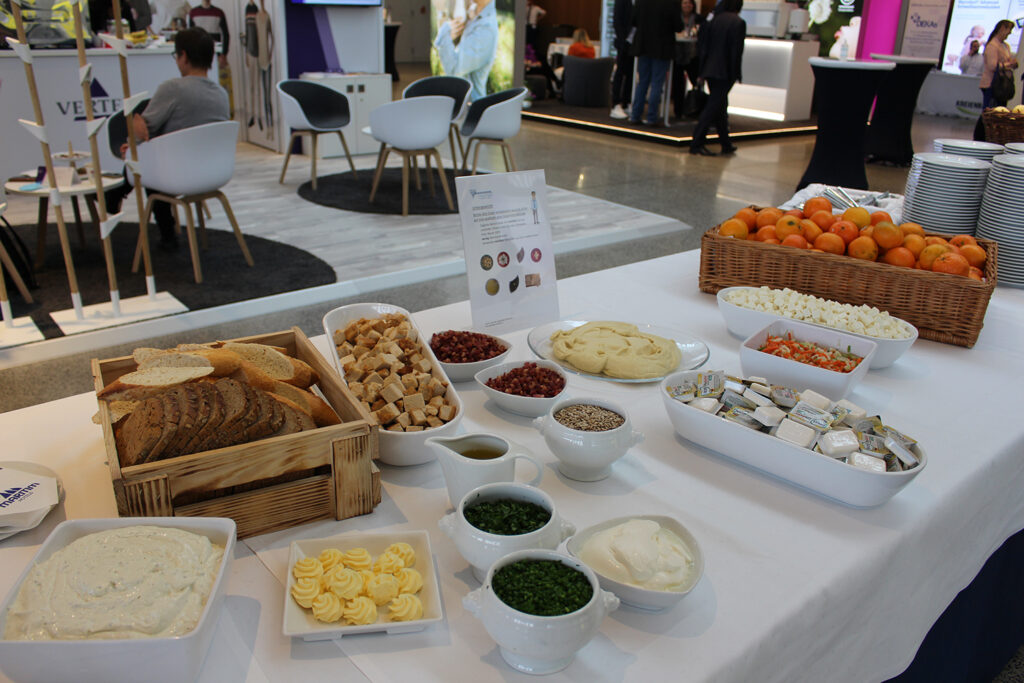 Das Buffet mit den Toppings zur Gemüsesuppe ist bunt und einladend.