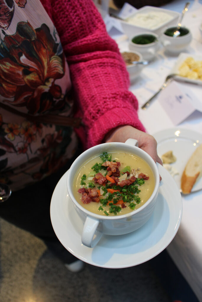 So kann eine fertige Suppe aussehen - angereichert mit Gemüsestücken, Speckwürfeln und frischen Kräutern.