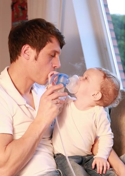 Marie und ihr Papa beim Inhalieren