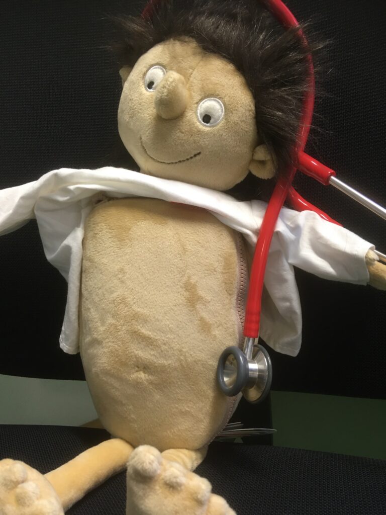 Für die Schulung von Kindern werden Puppen herangezogen.