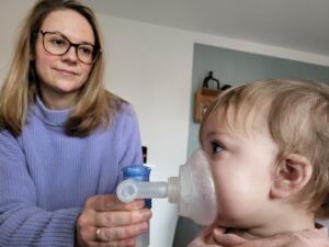 Bei Lenas Tochter Lili-Marie wurde kurz nach der Geburt Mukoviszidose festgestellt. Jetzt gehört Inhalieren zum Alltag.