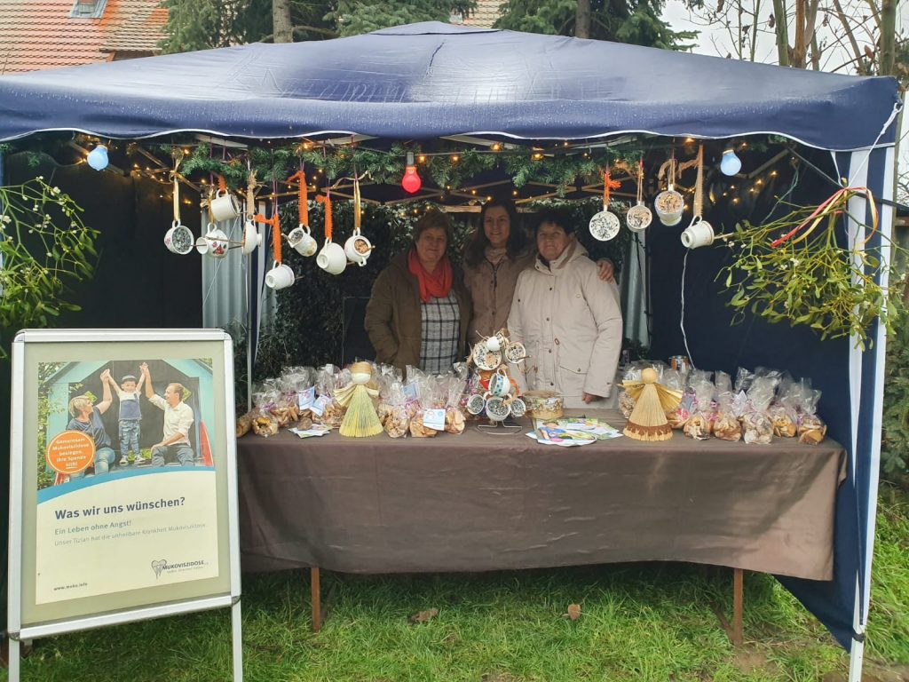 Frau Lichtenberg backte gemeinsam mit ihrer Familie und verkauft ihre Schutzengelkekse auf dem örtlichen Weihnachtsmarkt.