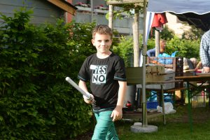 Luca beim Grillfest