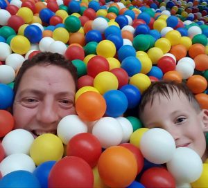Maik mit seinem Sohn im Bällebad