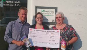Katharina Basche und ihre Mutter basteln für den guten Zweck. 