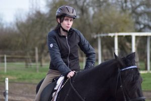 Maria kann ihr liebstes Hobby, den Reitsport, wieder ausüben.