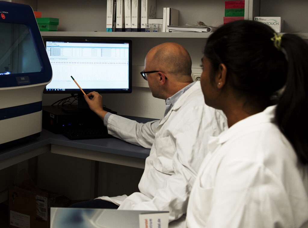 Prof. Maurer und Darsha Nadarajan bei der Auswertung gesammelter Daten. Foto: Doris Hillemann.