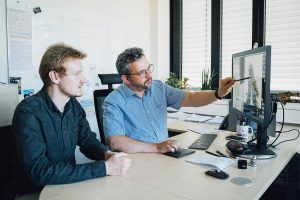 Prof. Michael Schlierf (rechts) und sein Mitarbeiter Mathias Schenkel diskutieren das neue Projekt. Foto: Magdalena Gonciarz. 