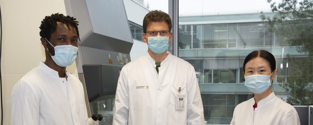 Prof. Alexander Dalpke (Mitte) mit Andrew Tony-Odigie (links) und Buqing Yi aus seiner Arbeitsgruppe. Foto: Mukoviszidose e.V.