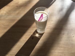 Hochkalorische Trinknahrung zum in Milch anrühren. Noch schneller und praktisch zum Mitnehmen ist fertig gemischte Trinknahrung aus dem Tetrapack.