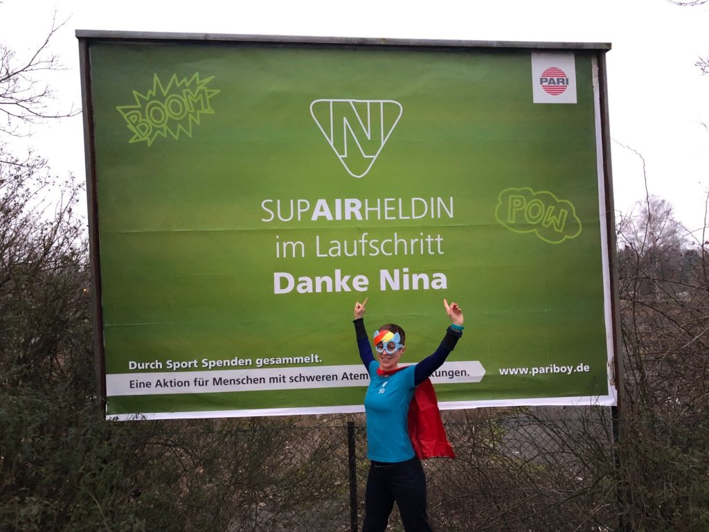 Mit persönlichen Dankplakaten überrascht Pari einige besonders engagierte MitmachAir - so auch Nina McGuinness, die insgesamt 100 km in 13 Läufen absolviert hat.