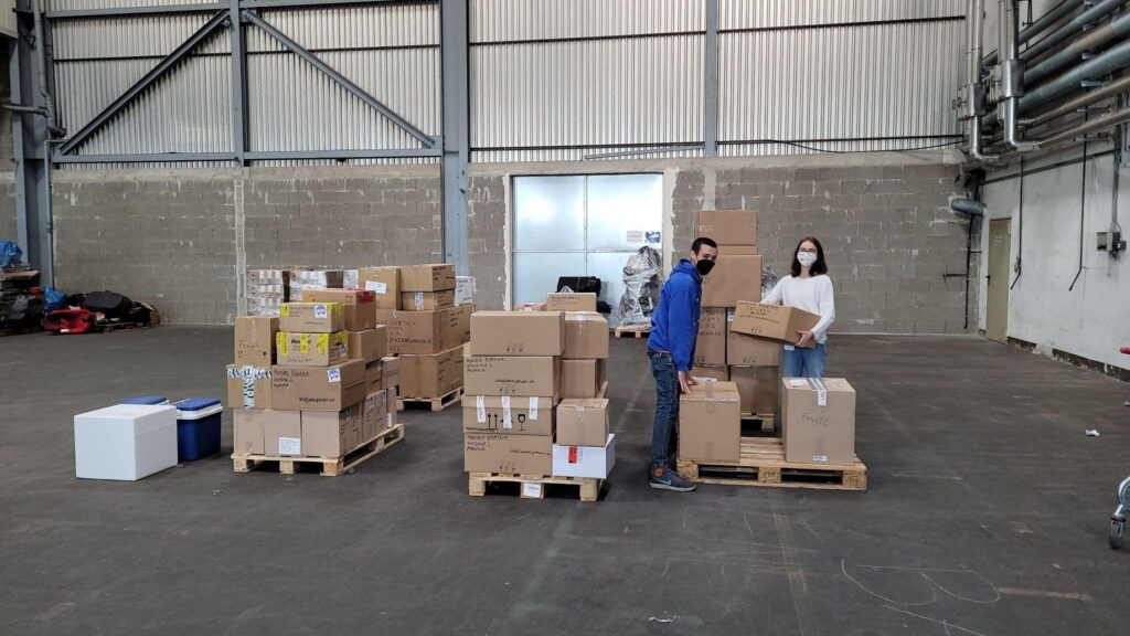 Mitglieder des Atemspende e.V. beim Packen der ersten Hilfslieferung für die Ukraine. Foto: Atemspende e.V.