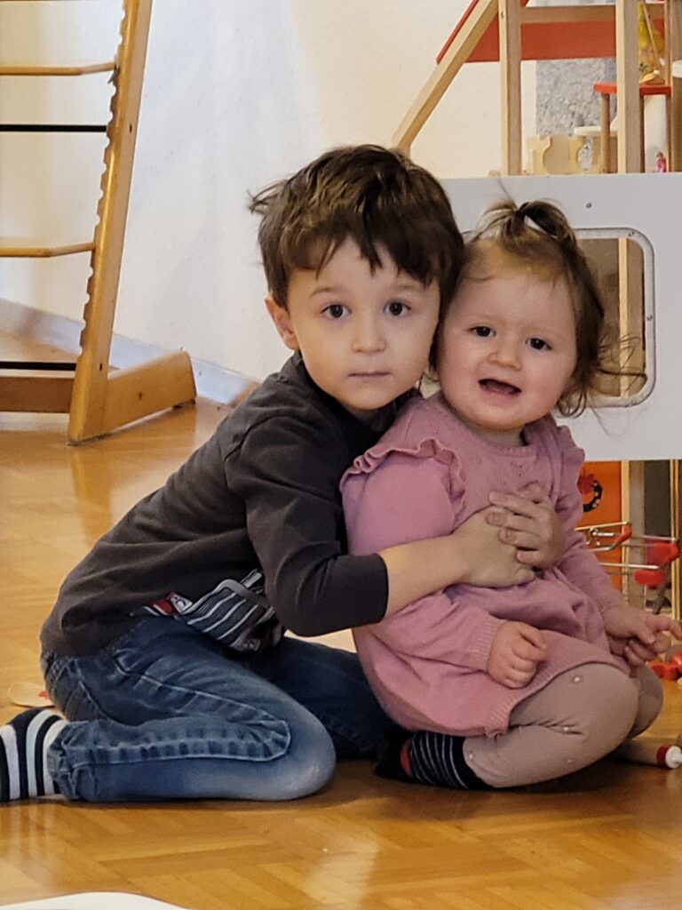 Henry und seine kleine Schwester Ruby. Foto: Mukoviszidose e.V.