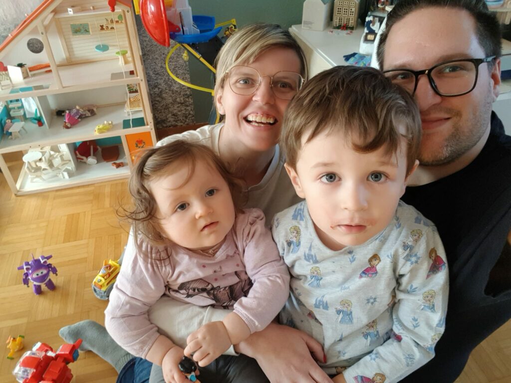 Glücklich, dass sie zu viert sind - Selina und ihre Familie. Foto: Mukoviszidose e.V. 
