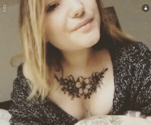 Bei Selina wurde Mukoviszidose erst spät festgestellt. Sie kam drauf, nachdem sie in der Schule ein Referat über die Krankheit halten musste.