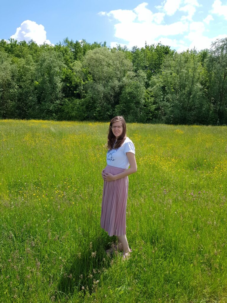 Selina mit Babybauch und Vorfreude auf ihr zweites Kind. Foto: Mukoviszidose e.V.
