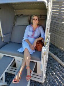 Simona im Strandkorb. Sie ist heute 56 alt und hat immer ein selbstbestimmtes Leben gelebt.