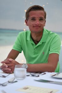 Chris arbeitet 30 Stunden in der Woche.