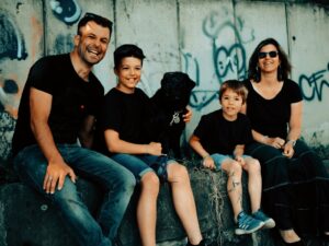 Lukas (2. v. r.) mit seinen Eltern und seinem älteren Bruder. Foto: Celina Leitner