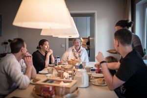 Die Bewohner von Haus Schutzengel treffen sich zum gemeinsamen Frühstück.