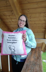 Ilka mit einem Kissen