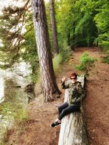 Jennifer im Wald. Sie hat Mukoviszidose  und kann von den neuen CFTR-Modulatoren nicht profitieren. 