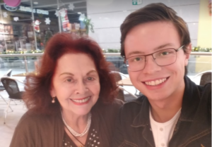 Juan mit seiner Oma. Seine Familie hat ihn immer unterstützt.