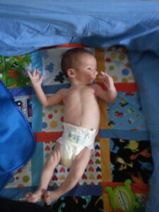 Lukas als Neugeborener - er war von Anfang an dünn und zierlich.