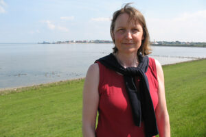 Maren am Meer. Sie hat Mukoviszidose und drei Kinder.
