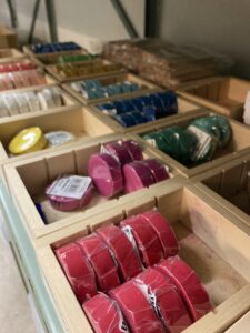 Zum Beruf einer Ergotherapeutin gehören viele Materialien. Hier gibt Mona uns einen Einblick in ihr Materiallager.