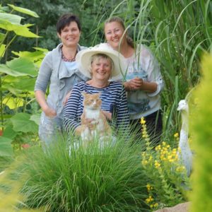 Ein starkes Team: Ute Philipp, Kristin Wätzig und Christiana Rütz - und mittendrin Kater Billi.