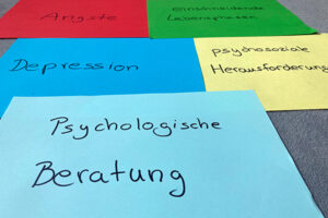 Zettel mit Texten: Ängste, einschneidende Lebensphasen, Depression, psychosoziale Herausforderungen, Psychologische Beratung
