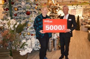 Am Nikolaus-Tag übergab Klaus Reitz, Hausleiter von Möbelhaus Höffner in Hannover, 5.000 Euro an Helga Nolte, Leiterin von Haus Schutzengel. 