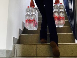 18 Kilogramm zwei Stockwerke hochzutragen ohne Pause und ohne außer Puste zu sein, schaffe ich dank des Trainings mit links. 