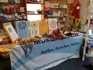 Ilona Kippes gibt Selbstgemachtes gegen eine Spende für den Mukoviszidose e.V. ab - ihre Apotheke unterstützt sie dabei.