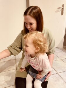 Heute geht es Verena gut und sie kann mit mit ihrer Tochter spielen und ihr auch auf dem Spielplatz hinterherrennen.