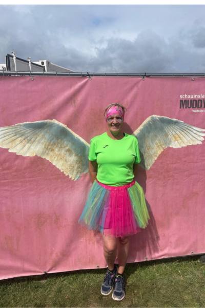 Waltraud mit Engelsflügeln bei bei einem Muddy Angel Lauf 2025