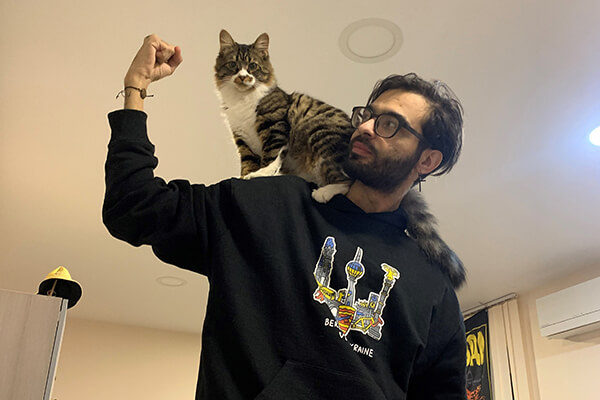 Chris mit einer Katze. Er sagt, dass er heute - nach seiner Lungentransplantation - komplett neu lebt. 