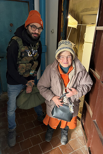 Chris mit älterer Frau in der Ukraine: Chris engagiert sich für die Menschen in der Ukraine und war gerade erst dort. 