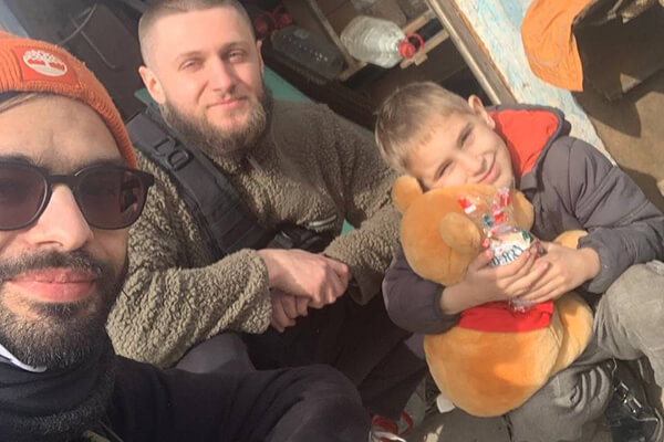 Impression von Chris' letztem Besuch in der Ukraine - mit Mann und Kind mit großem Teddybär