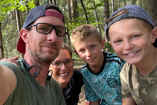 Ein Familienselfie: Vater, Mutter, zwei Jungen