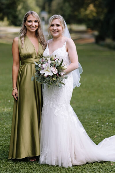 Julia mit ihrer besten Freundin an ihrem Hochzeitstag