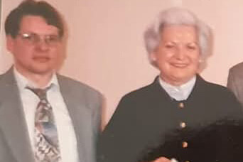 Älteres Foto, etwa aus den 1990-er Jahren, wahrscheinlich abfotografiert: Jüngerer Mann und ältere Frau mit grauen Haaren. 
